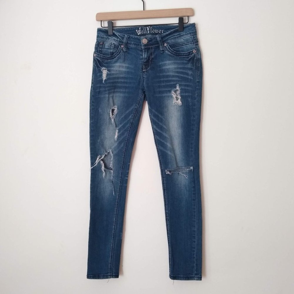 💥 EUC Wallflower Distressed Dark wash Skinny Jeans